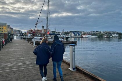 Ilse and Sarah walking on the pier