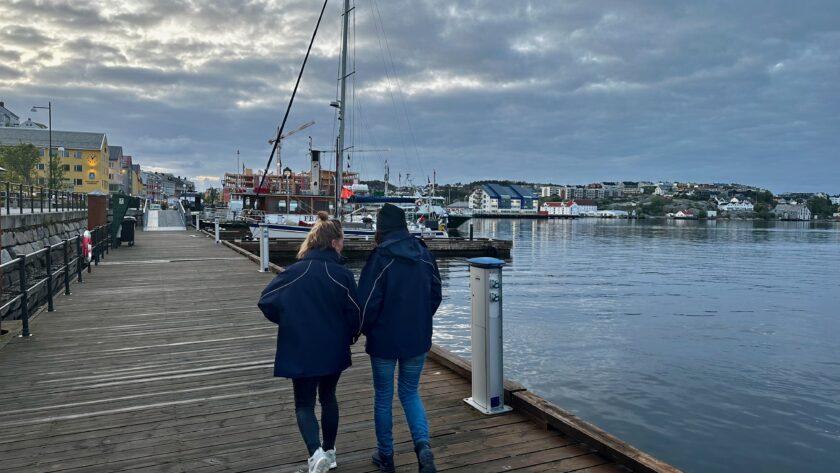 Ilse and Sarah walking on the pier