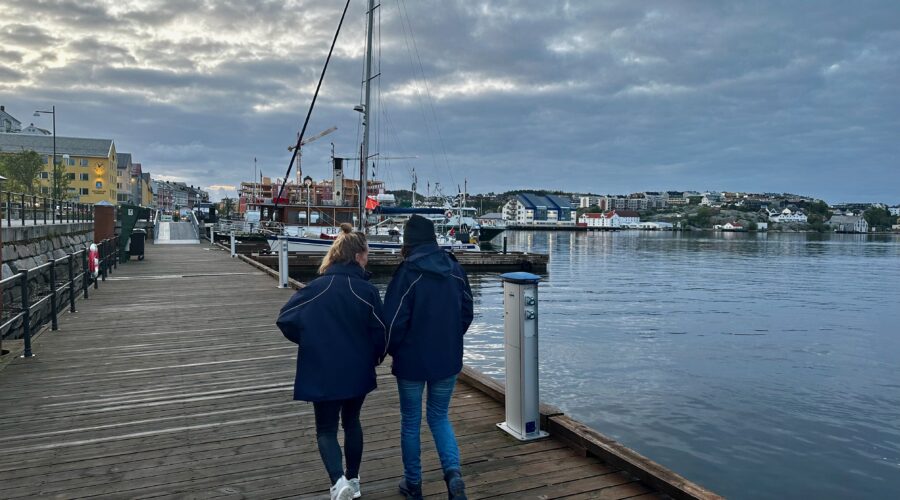 Ilse and Sarah walking on the pier