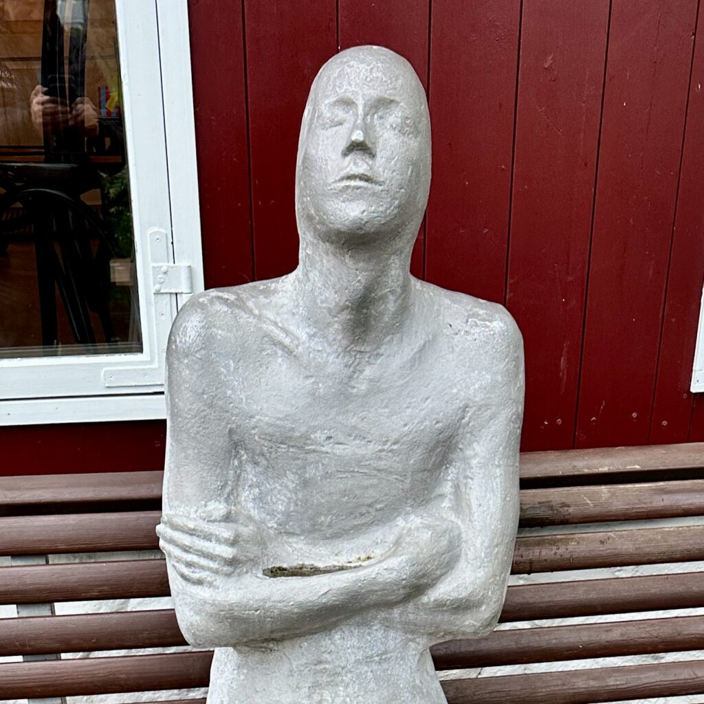 Man statue sitting on bench